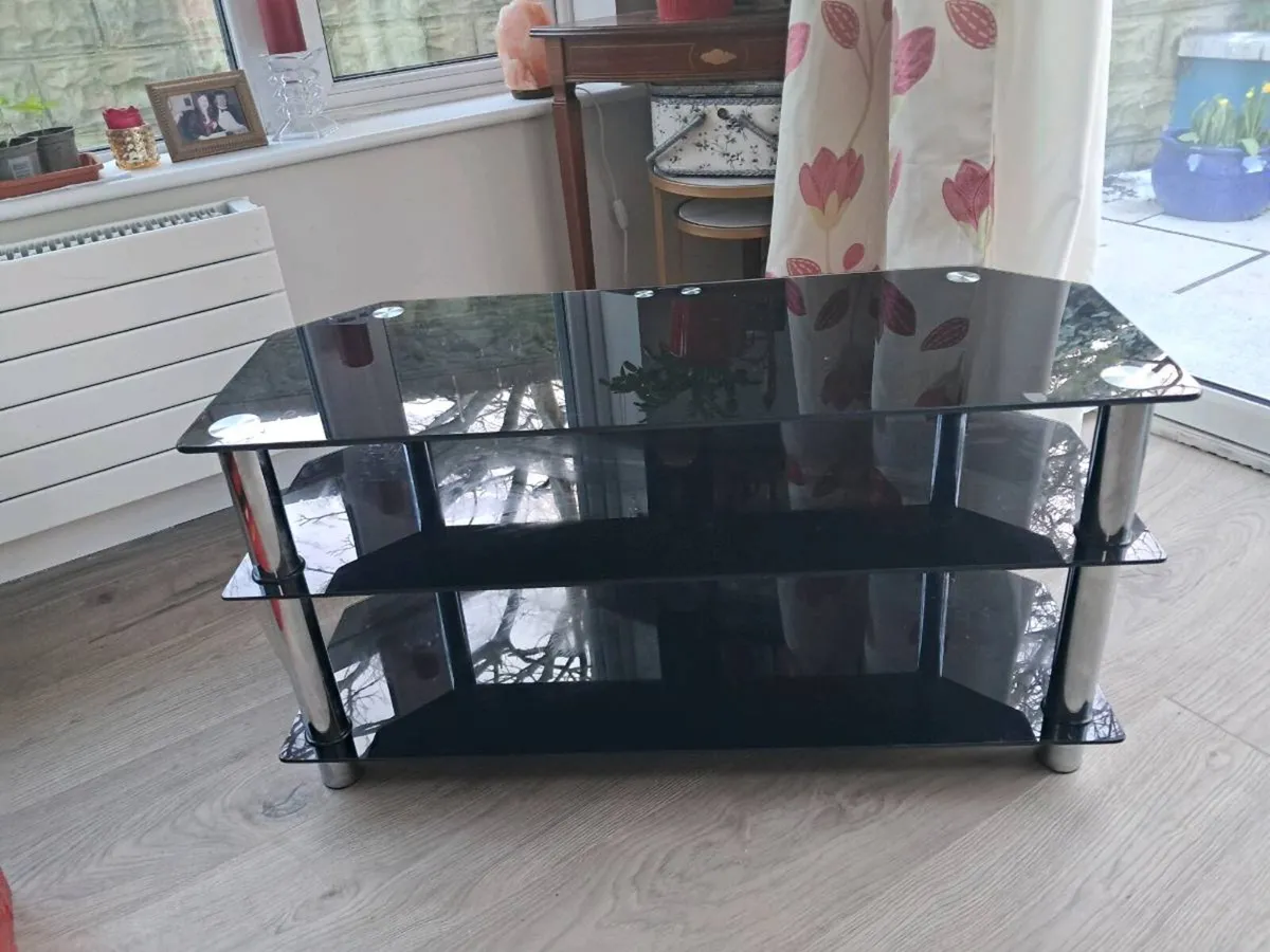 TV stand - Image 1
