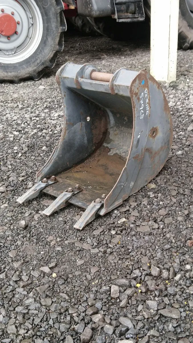 HITACHI ZAXIS DIGGING BUCKET 40mm pin - Image 1