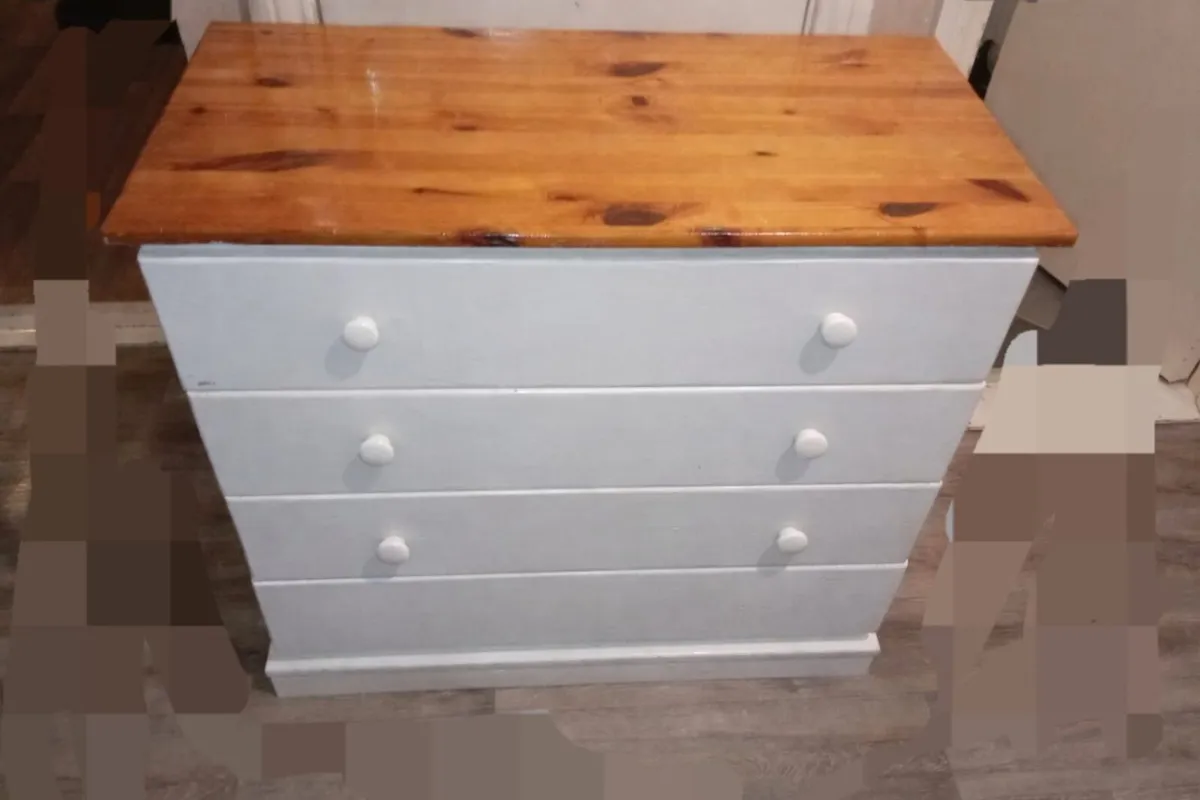 Pine chest of drawers