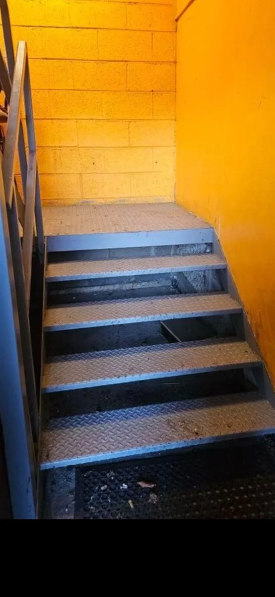 Steel stair case - Image 3