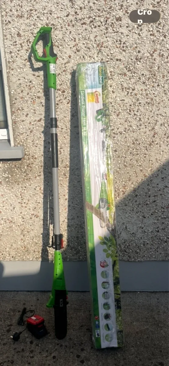 Cordless extendable 4m chainsaw/trimmer As new!! - Image 1