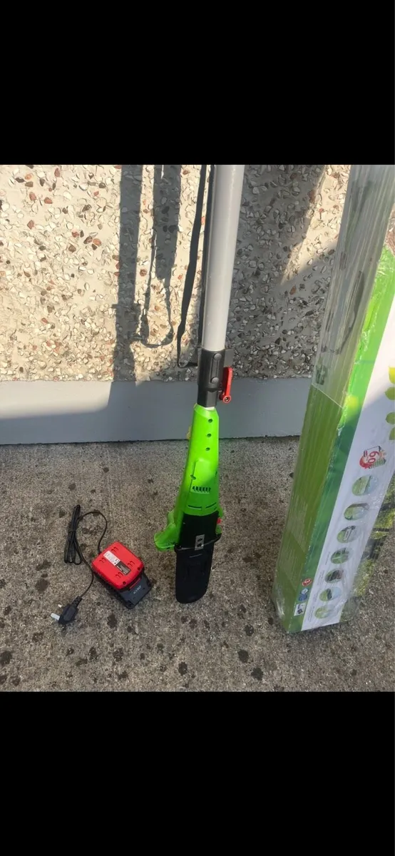 Cordless extendable 4m chainsaw/trimmer As new!! - Image 2