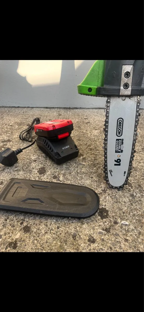 Cordless extendable 4m chainsaw/trimmer As new!! - Image 3