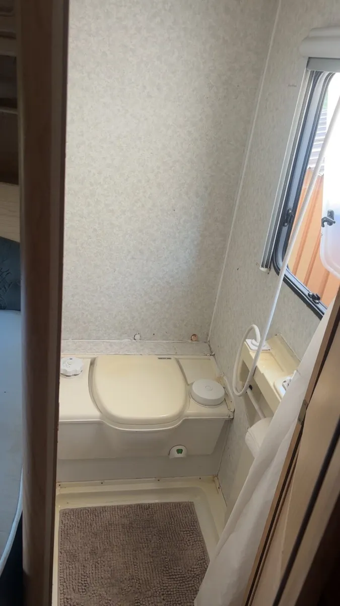 Lunar lexon 4 berth caravan - Image 4