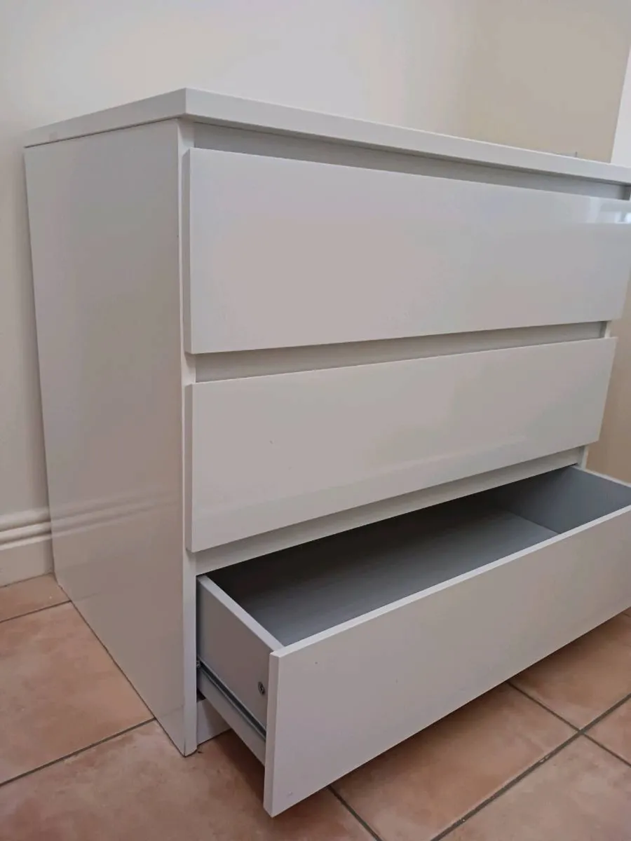 Chest of drawers - Image 1