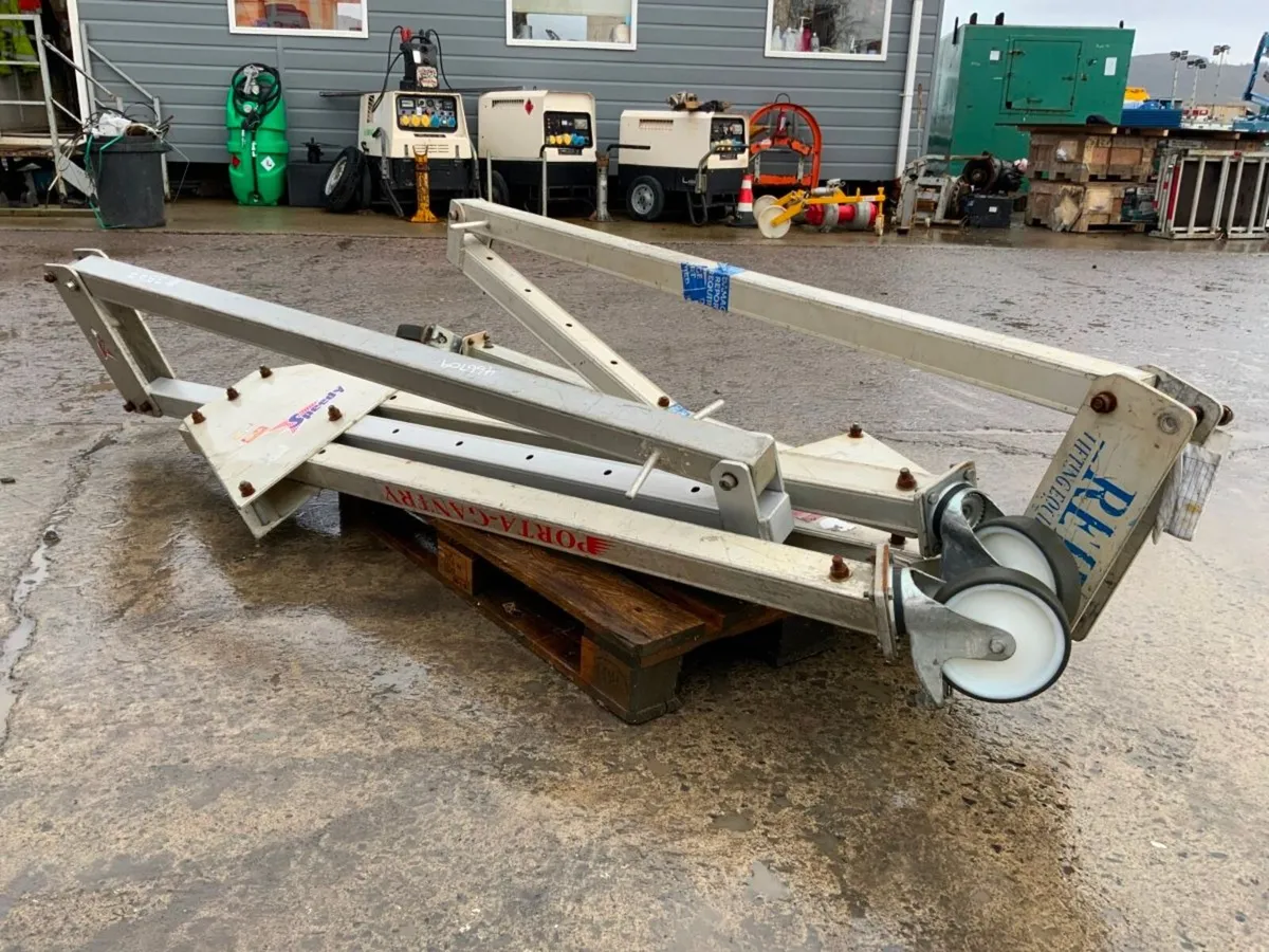 ALUMINIUM MOBILE / PORTABLE GANTRY.3547. - Image 1