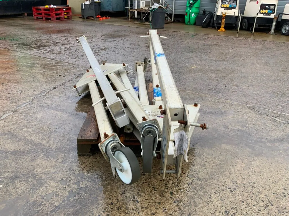 ALUMINIUM MOBILE / PORTABLE GANTRY.3547. - Image 2