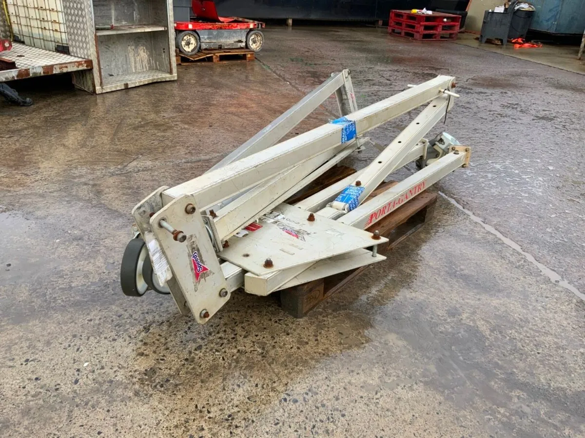 ALUMINIUM MOBILE / PORTABLE GANTRY.3547. - Image 3