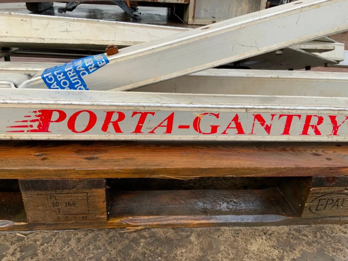 ALUMINIUM MOBILE / PORTABLE GANTRY.......3547. - Image 2