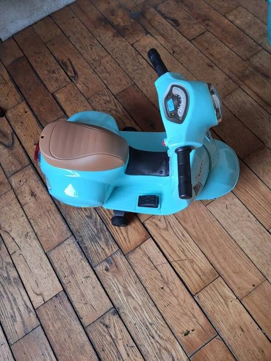 Vespa Electric Scooter - Image 2