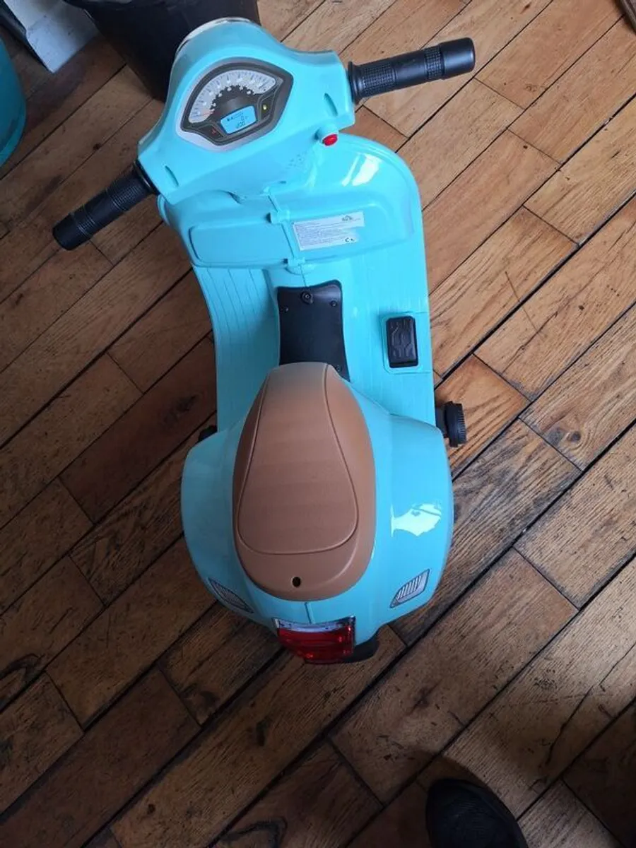 Vespa Electric Scooter - Image 3