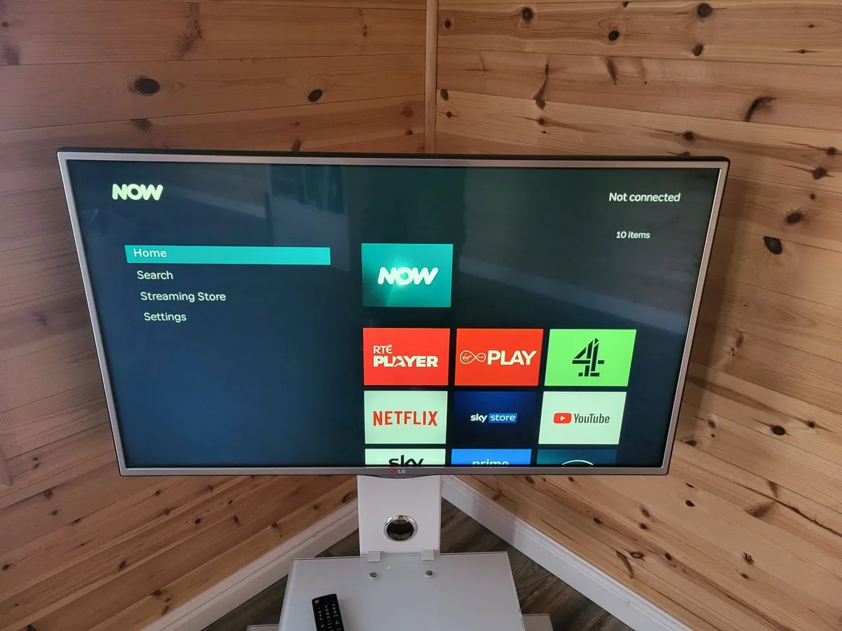 Lg 43inch LED TV incl Stand & Gaming Chair - Image 1