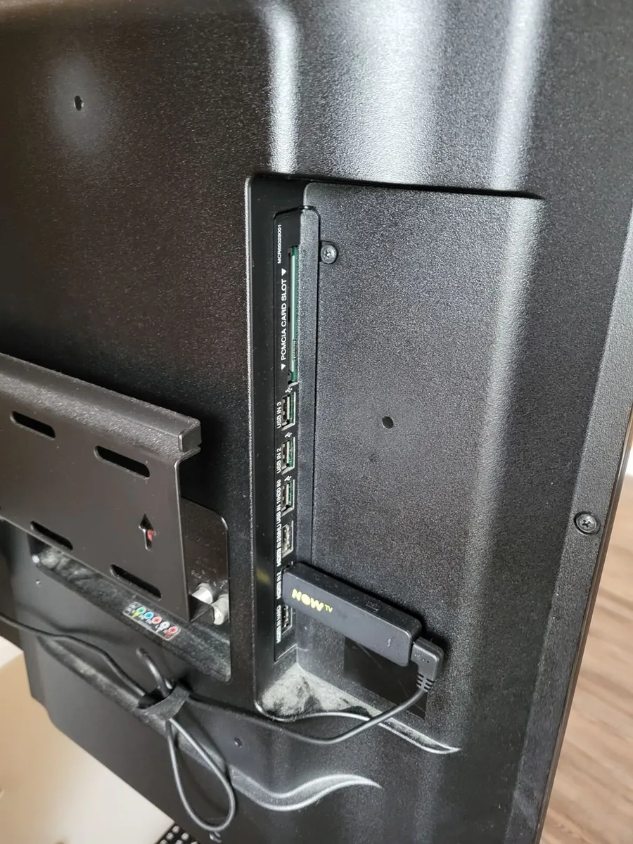 Lg 43inch LED TV incl Stand & Gaming Chair - Image 3