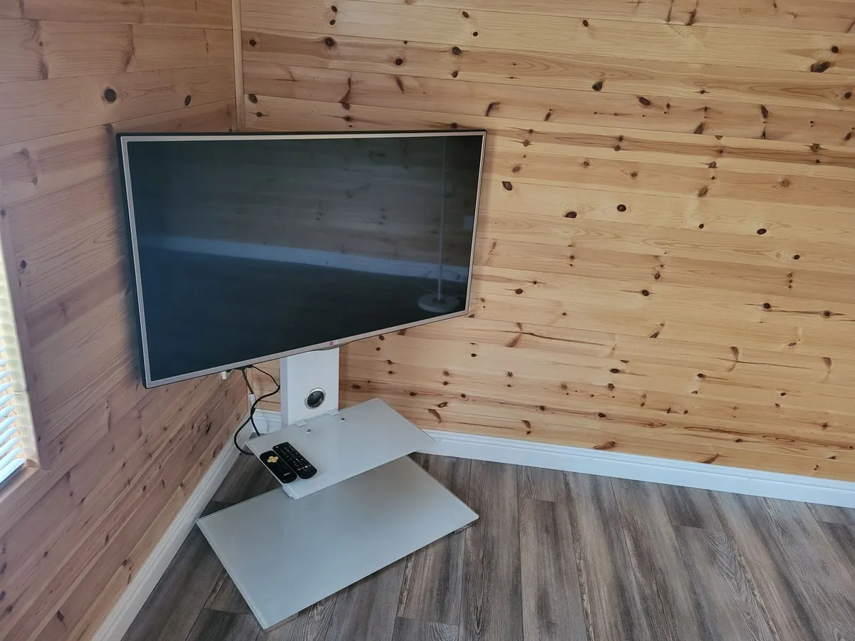 Lg 43inch LED TV incl Stand & Gaming Chair - Image 4