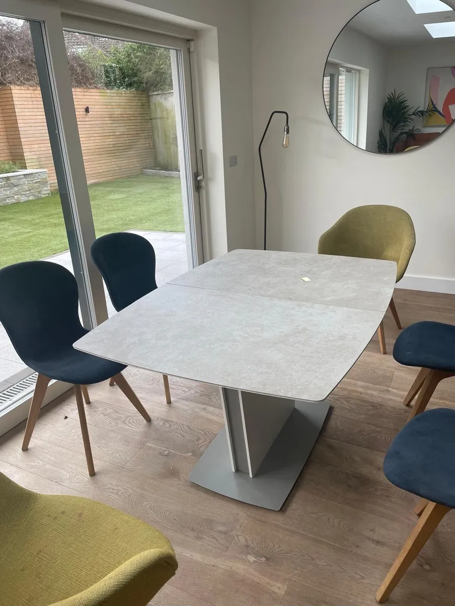 BO concept Table and chairs - Image 2