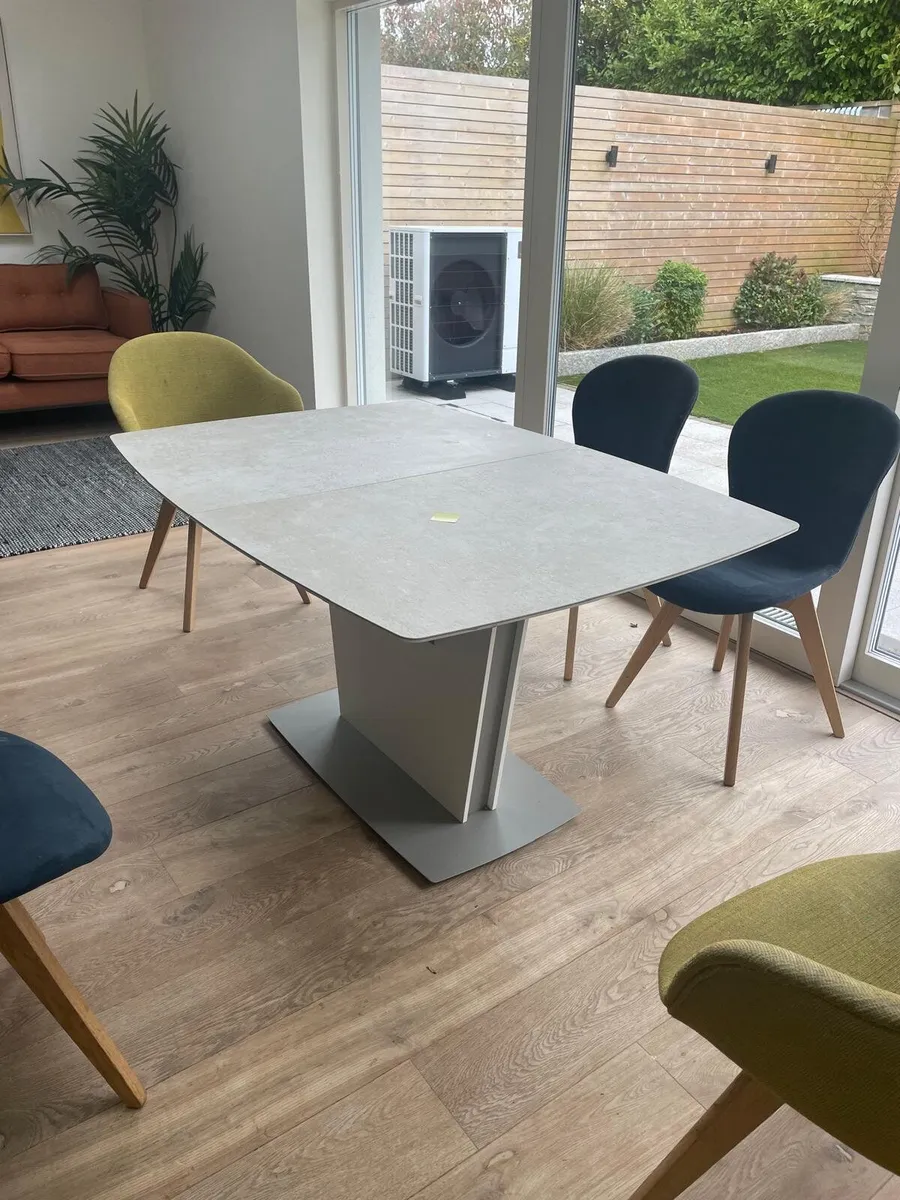 BO concept Table and chairs - Image 3