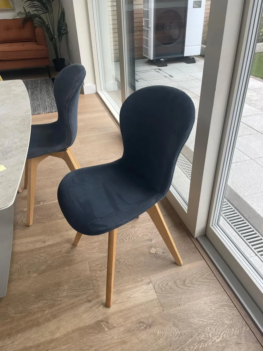 BO concept Table and chairs - Image 4