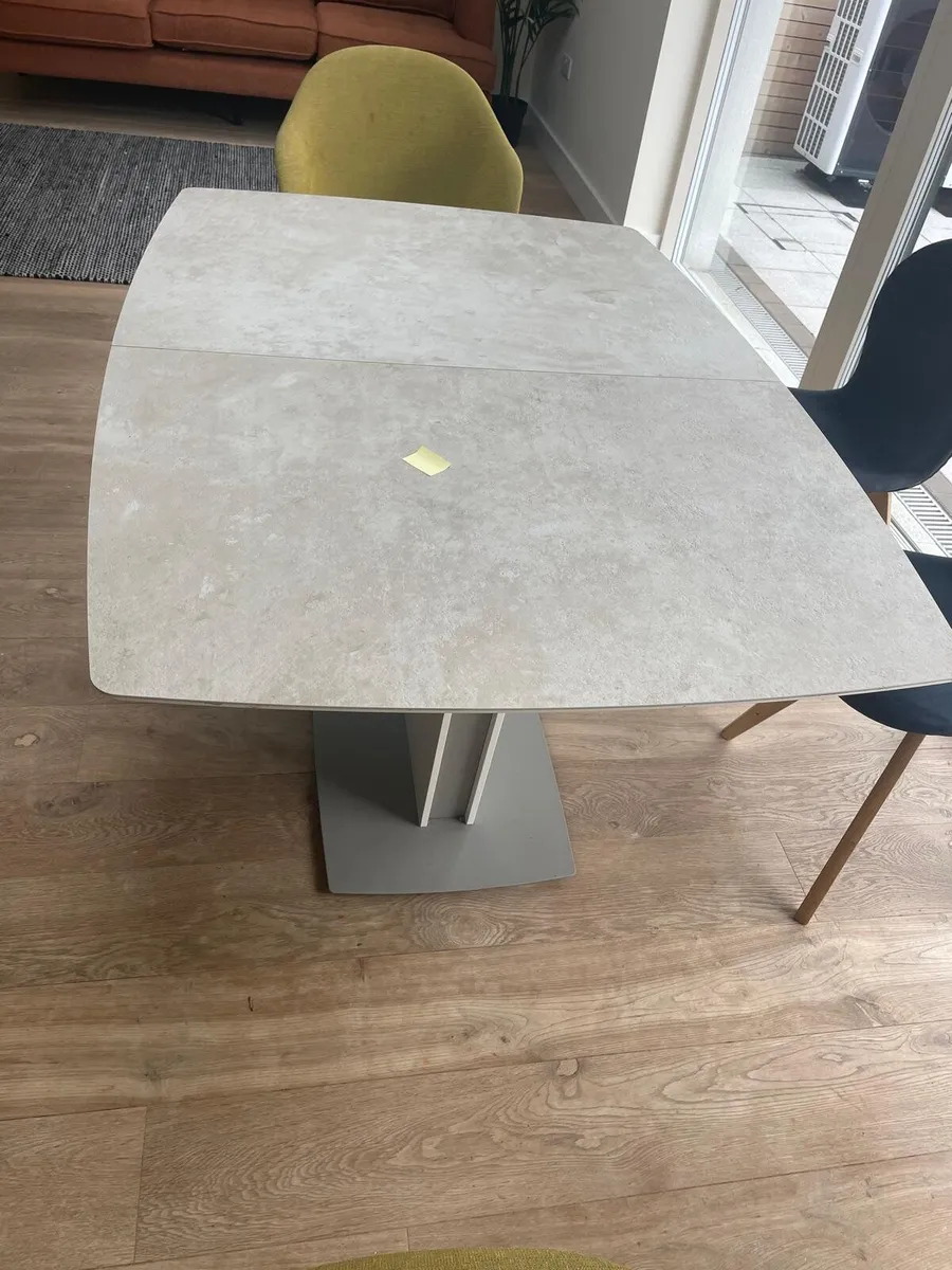 BO concept Table and chairs - Image 3