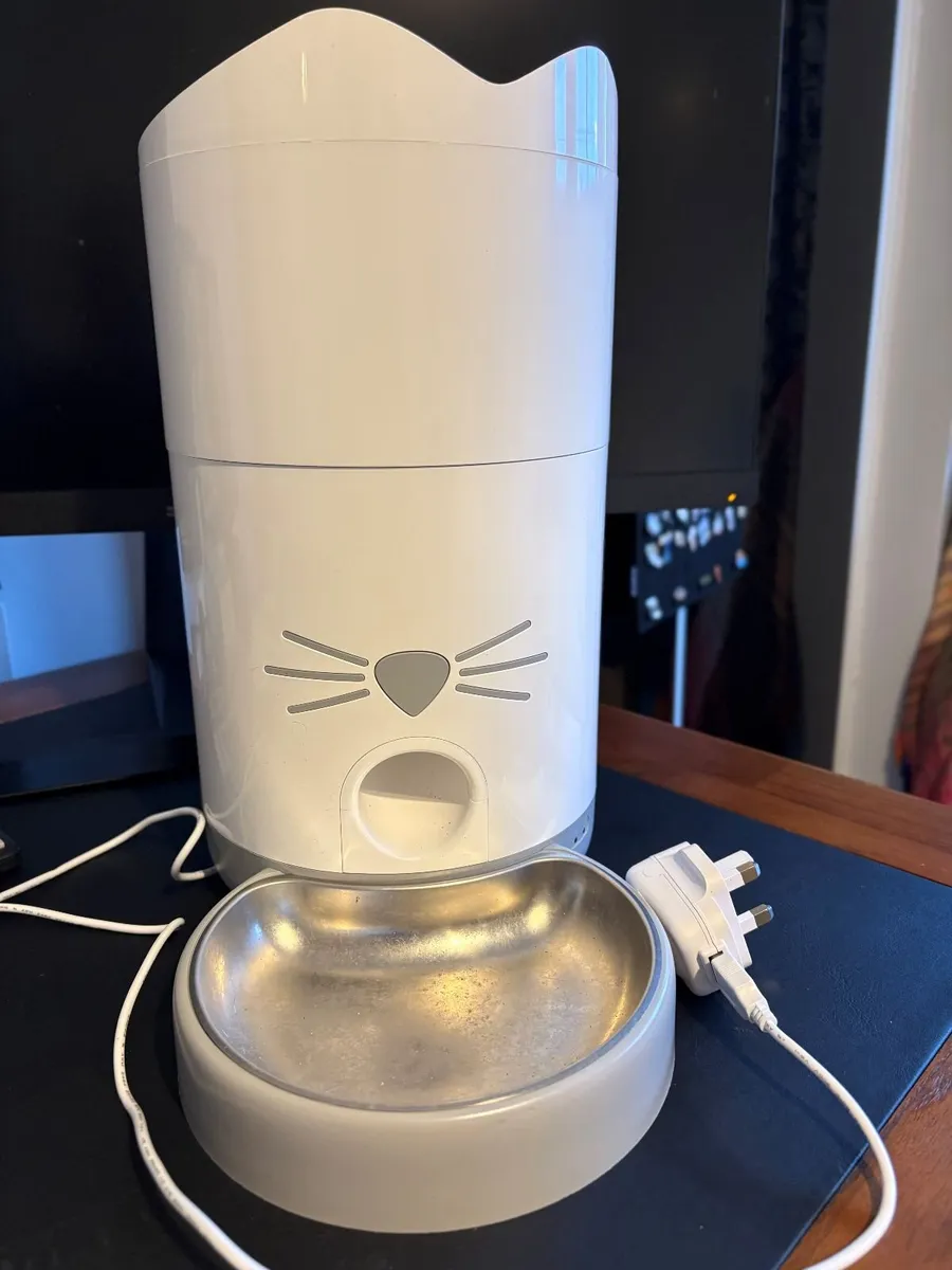 Cat food dispenser