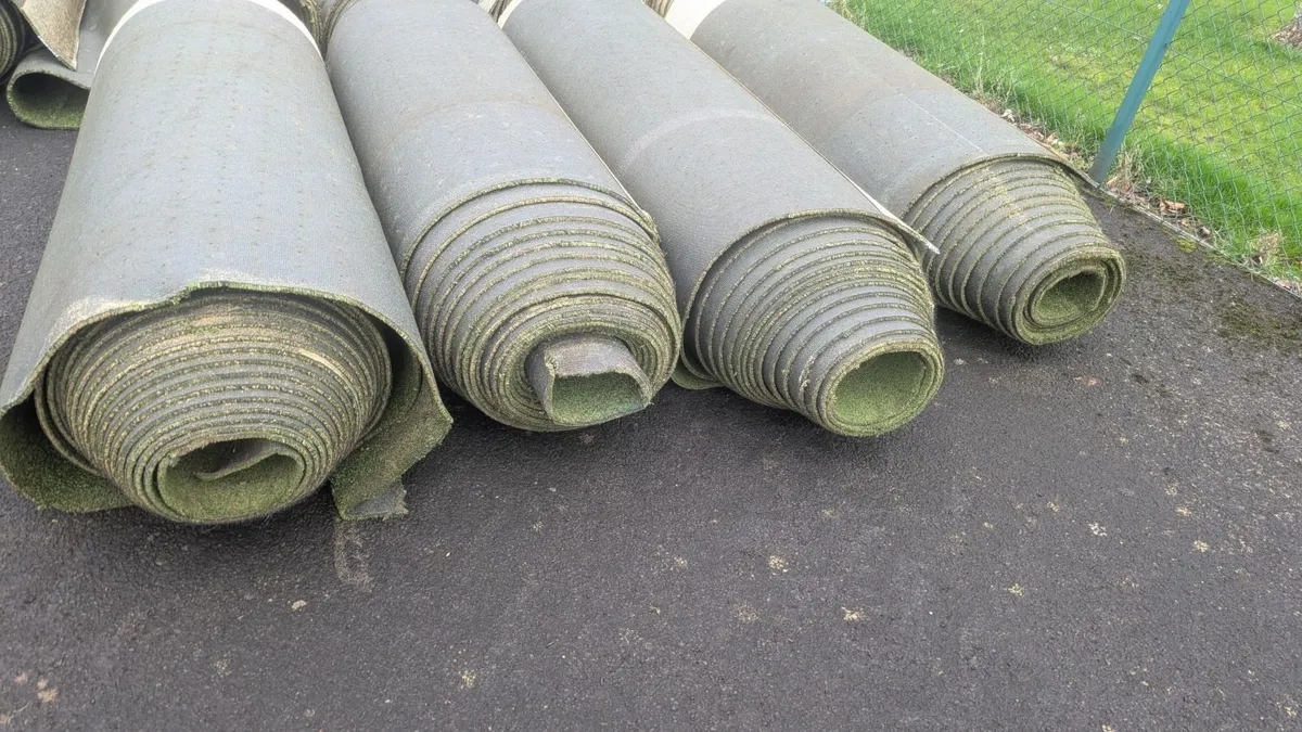 Rolls of 2G tennis court turf