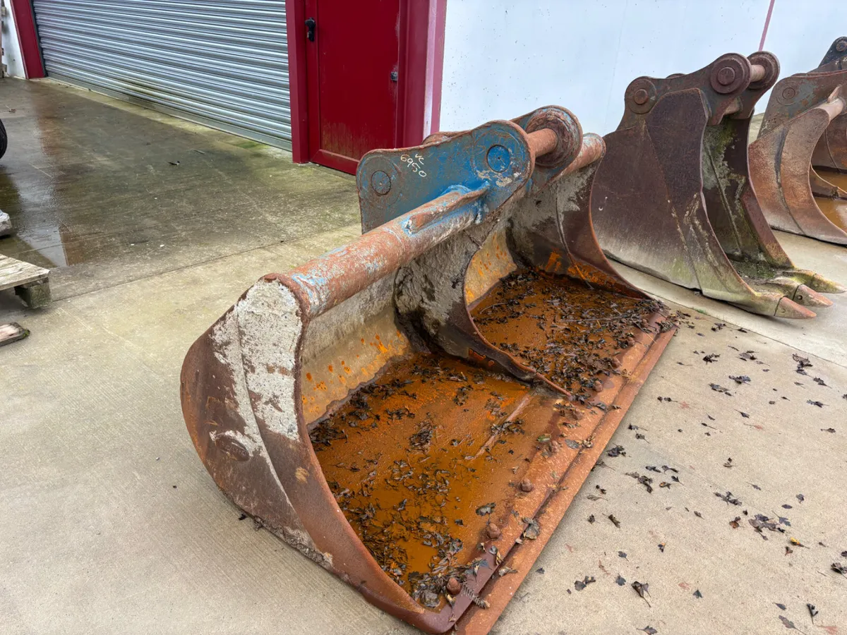 Grading bucket for 20 ton digger - Image 1