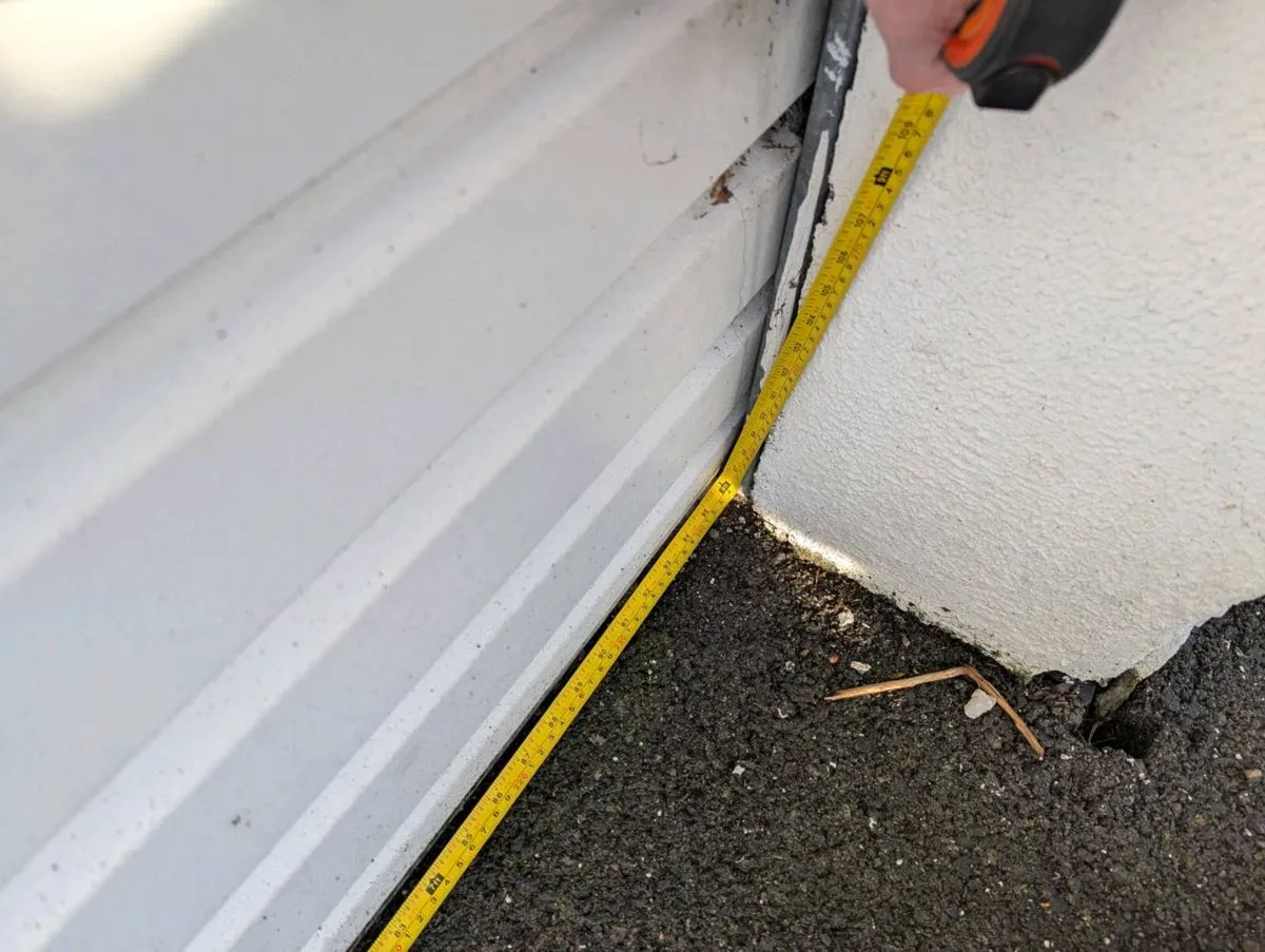 Two garage roller doors - Image 4