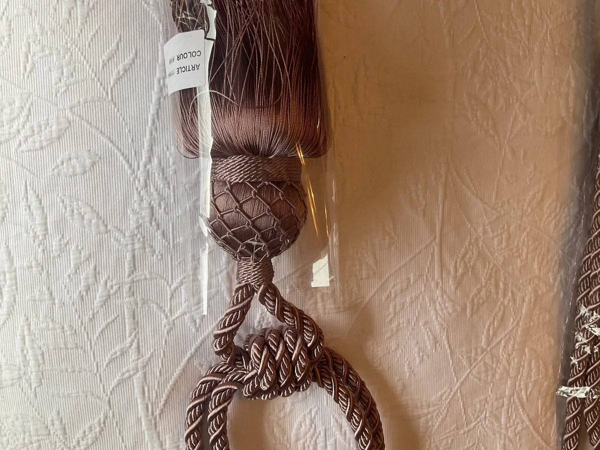 2 Curtain tie backs new, still in wrappers - Image 1