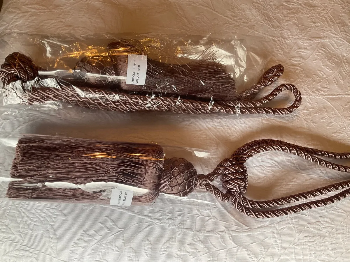 2 Curtain tie backs new, still in wrappers - Image 2