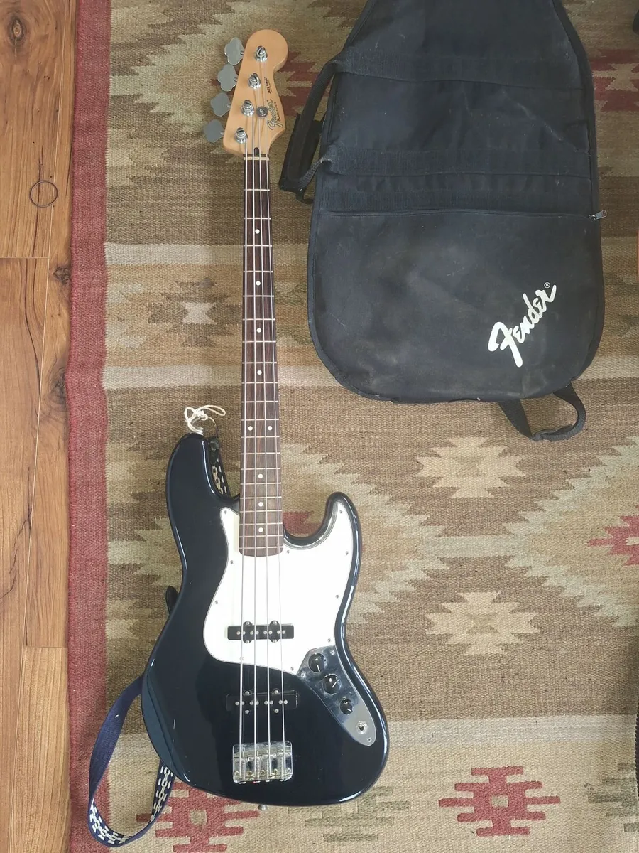 Bass guitar - Image 1