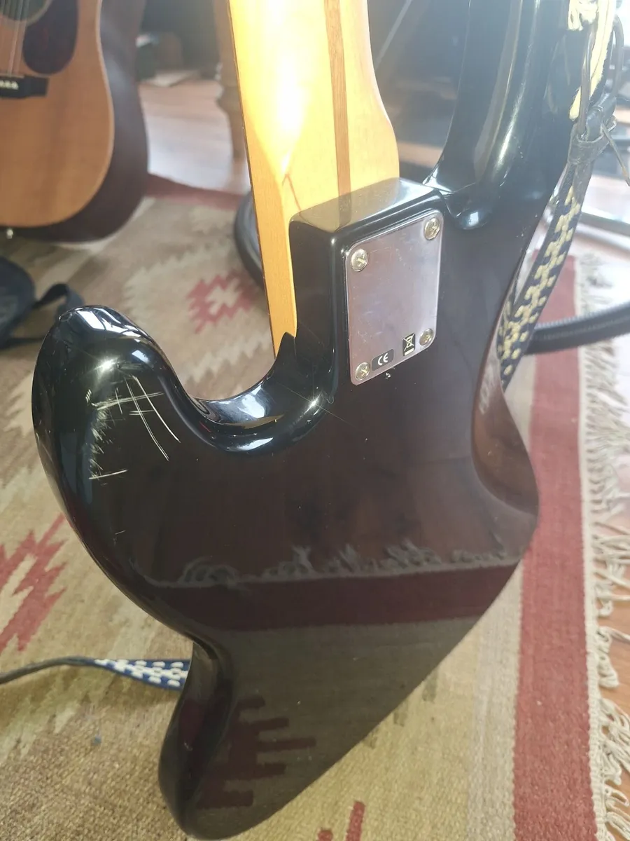 Bass guitar - Image 3