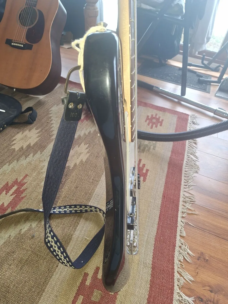 Bass guitar - Image 4