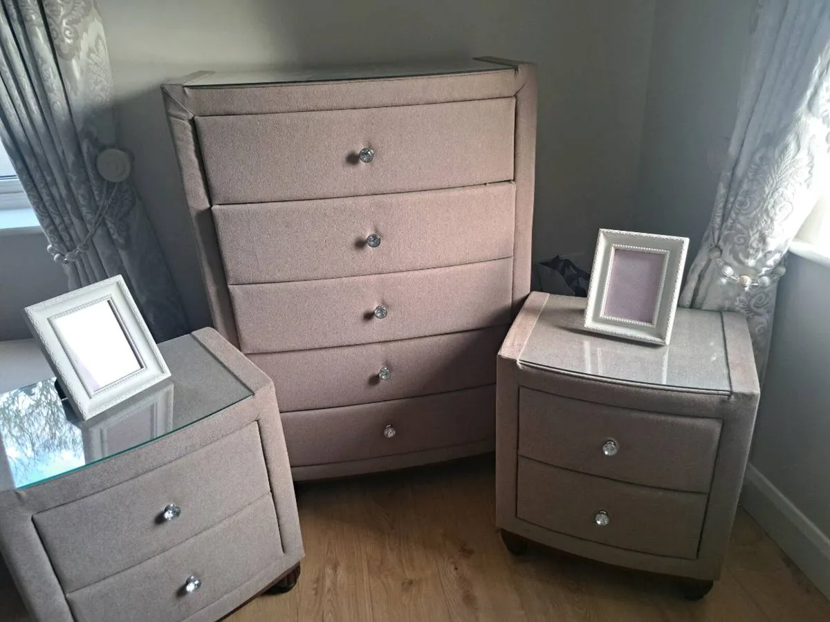 5 drawer dresser and 2 drawer matching lockers - Image 1
