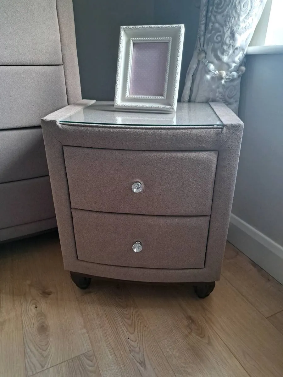 5 drawer dresser and 2 drawer matching lockers - Image 2