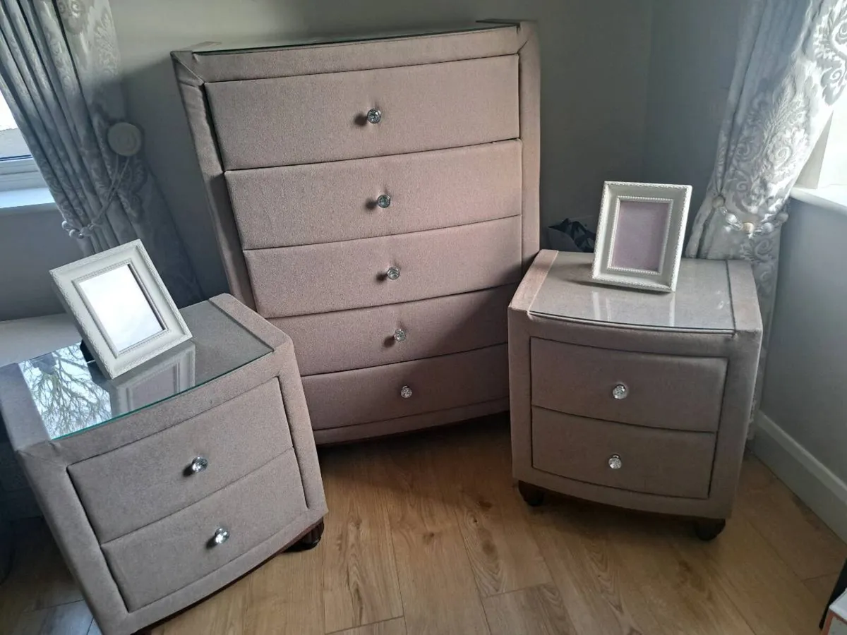 5 drawer dresser and 2 drawer matching lockers - Image 3