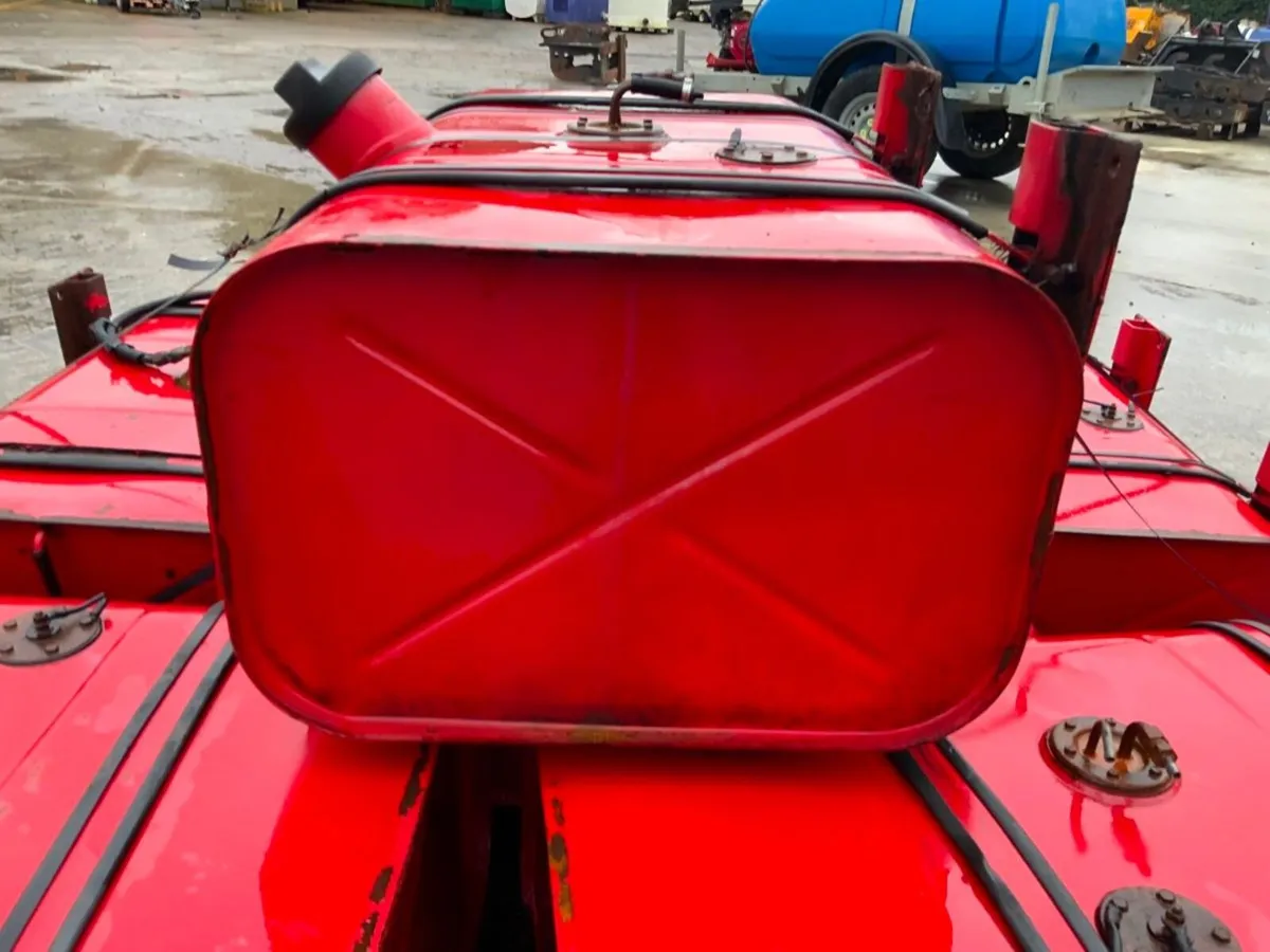 100lts FUEL TANKS. CRADLE & STRAPS............47R - Image 4