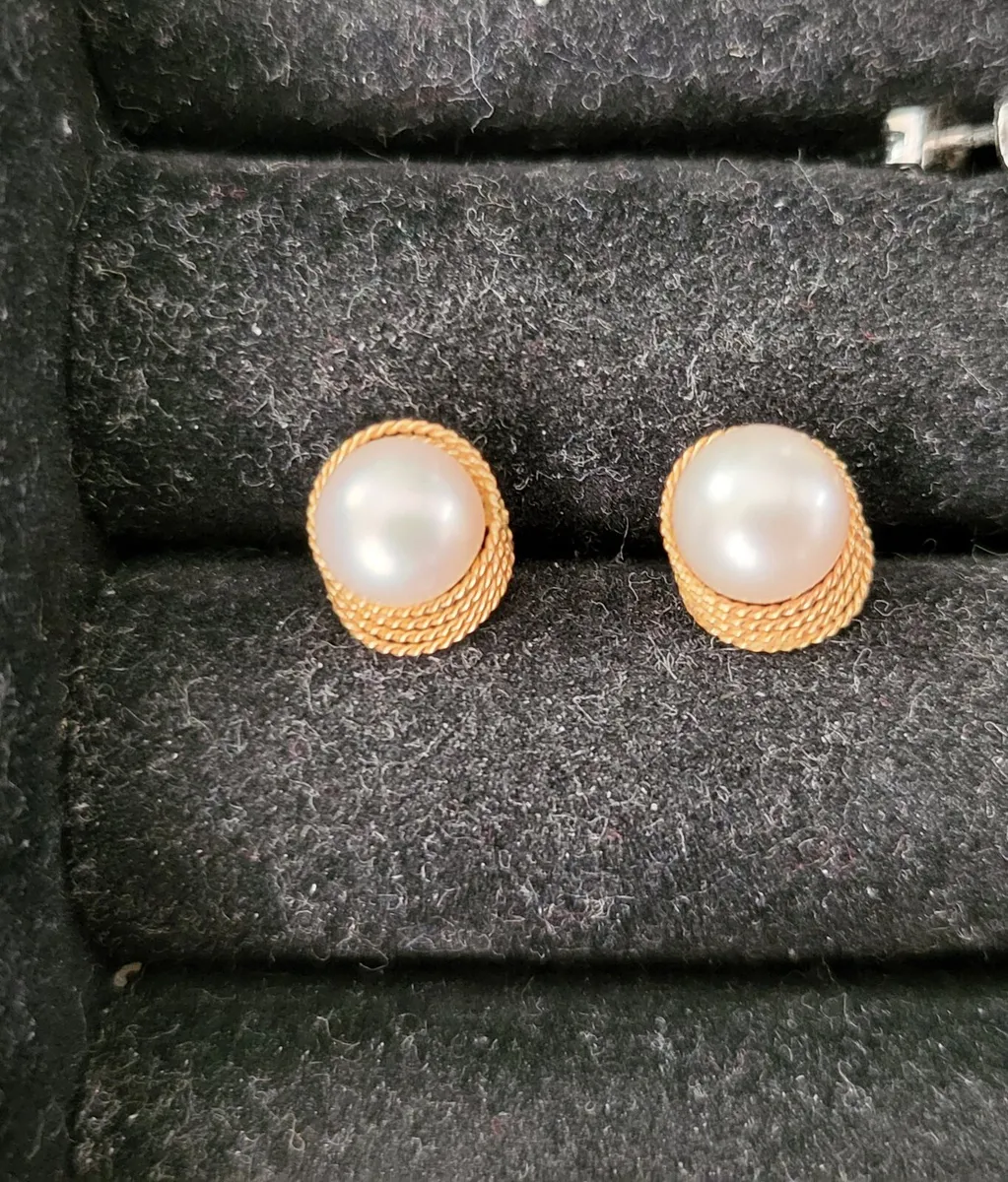 9ct gold & pearl earrings. - Image 1