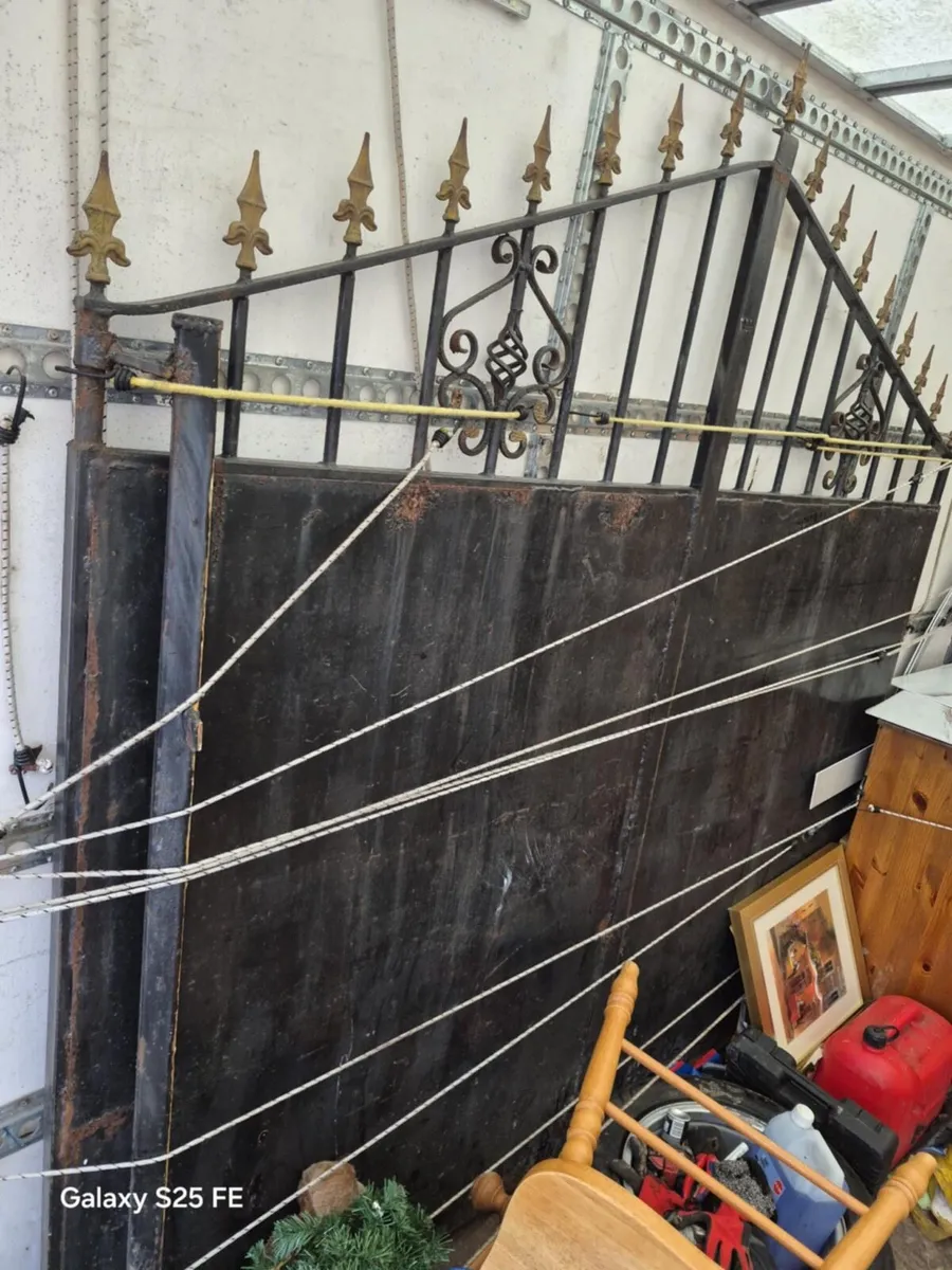 Heavy Iron gate. - Image 1