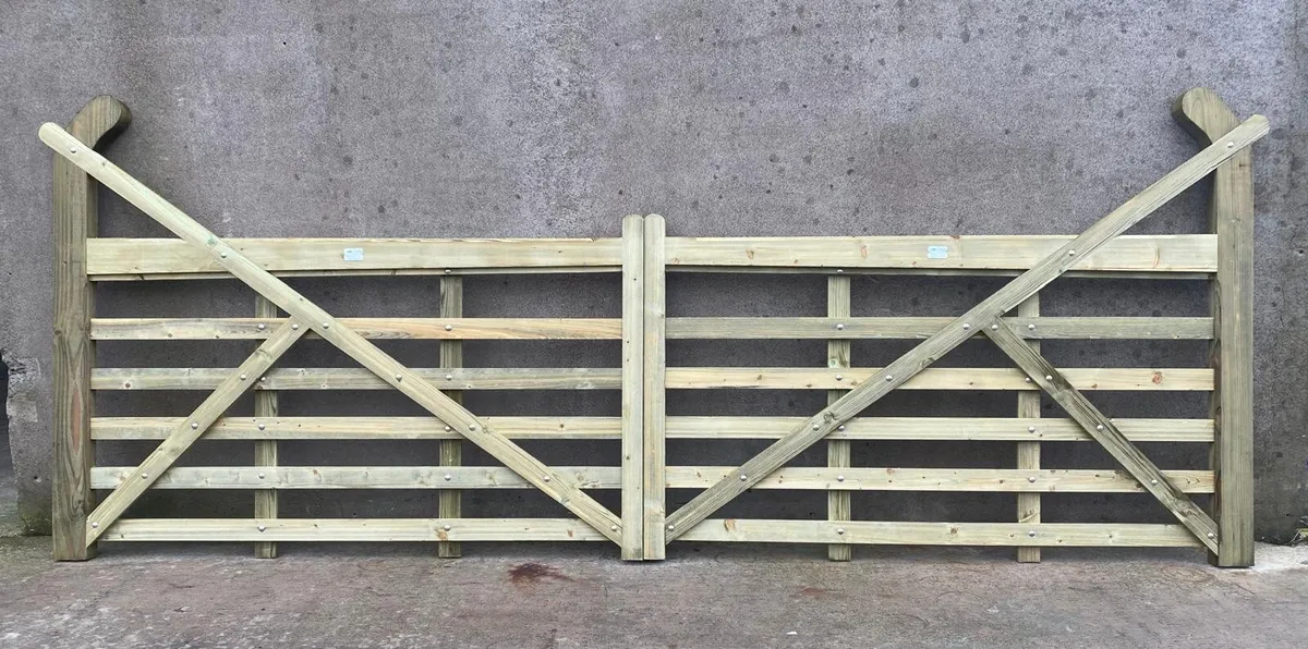 A bespoke heavy duty field / entrance gates - Image 1