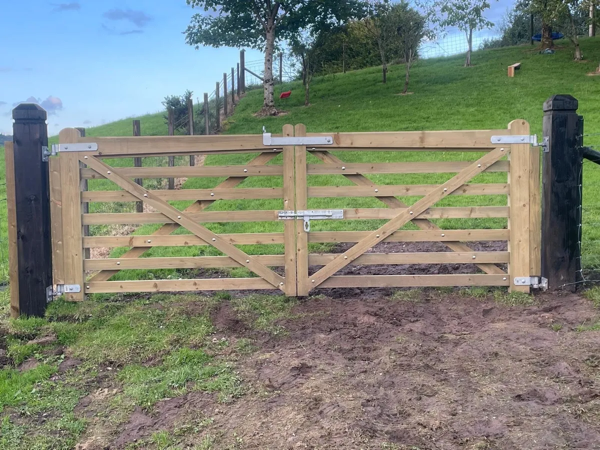 A bespoke heavy duty field / entrance gates - Image 4