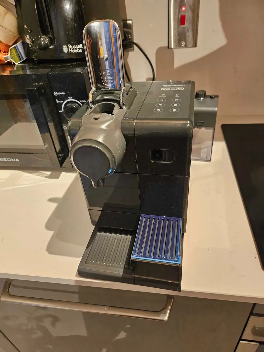 Delonghi Lattissima Touch Black/grey Coffee Machin - Image 2