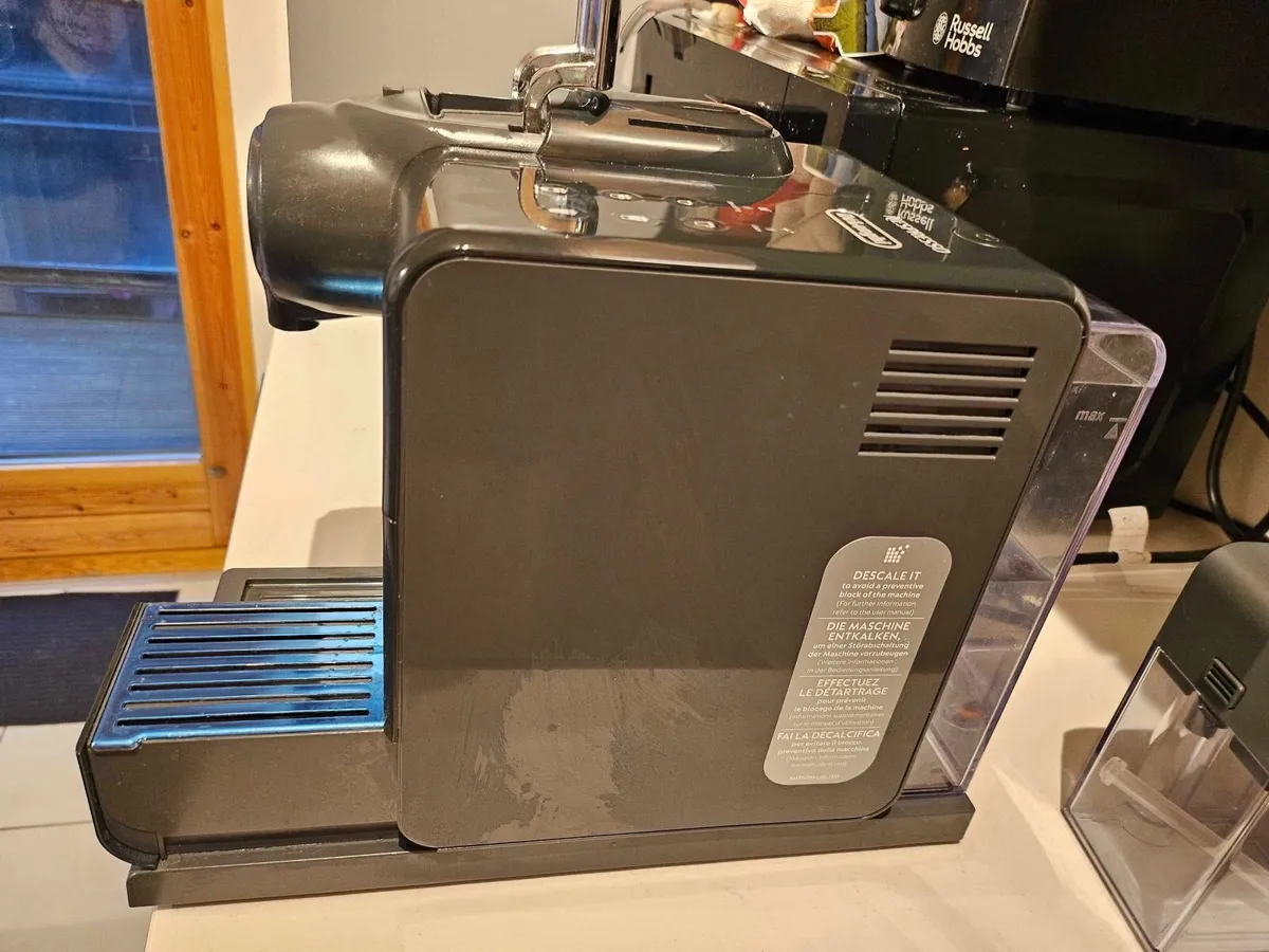 Delonghi Lattissima Touch Black/grey Coffee Machin - Image 3