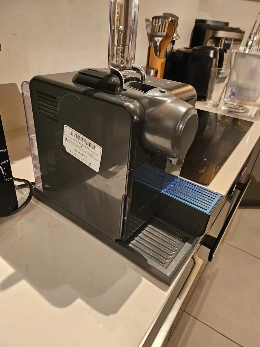 Delonghi Lattissima Touch Black/grey Coffee Machin - Image 4