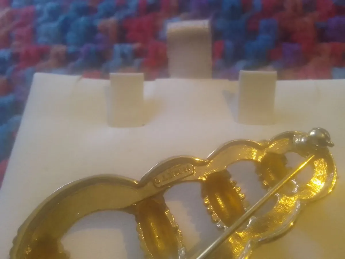 VINTAGE MONET BROOCH GOLDTONE - Image 3