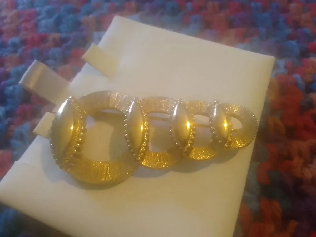 VINTAGE MONET BROOCH GOLDTONE - Image 1