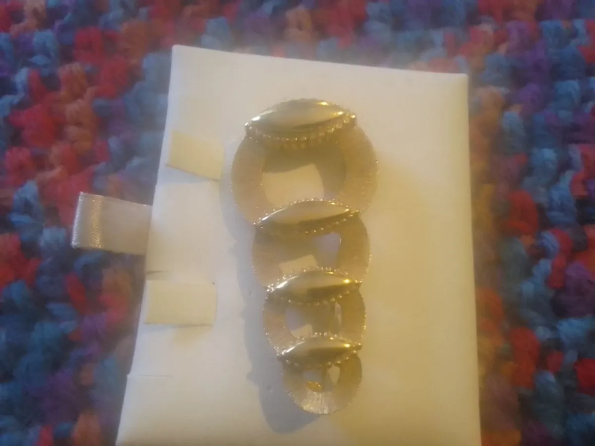 VINTAGE MONET BROOCH GOLDTONE - Image 4