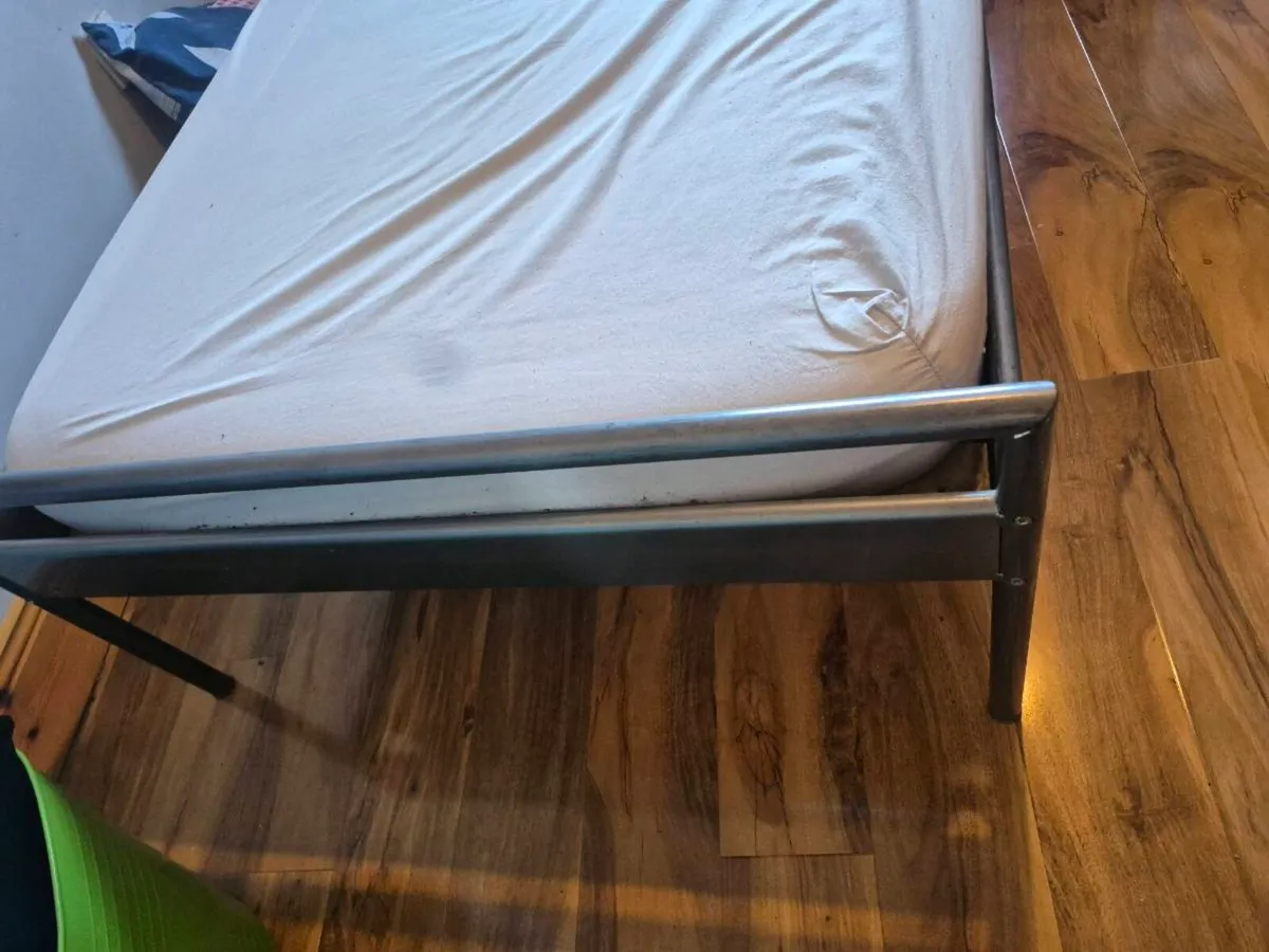 Single bed - Image 2