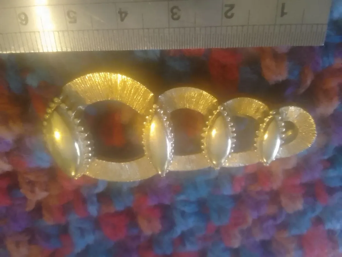 VINTAGE MONET BROOCH GOLDTONE - Image 2