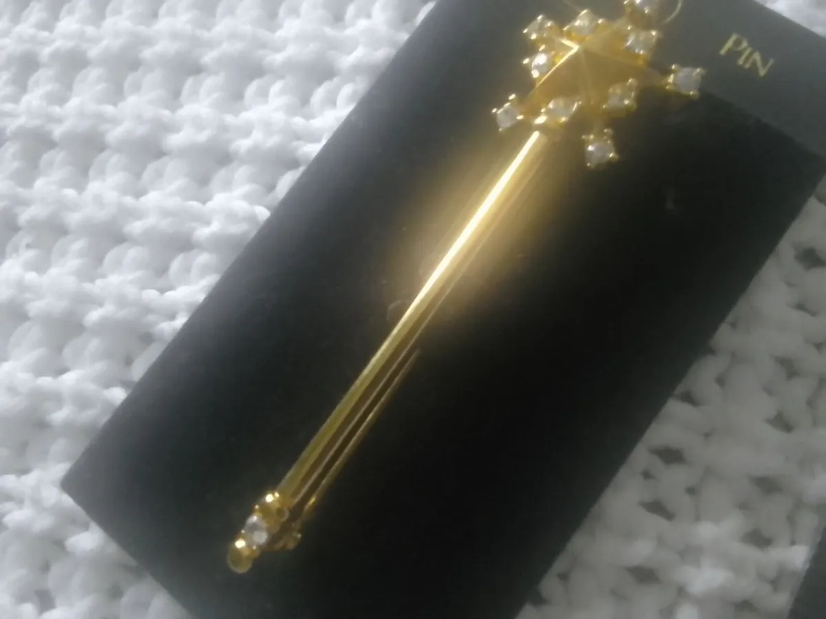 VINTAGE MONET STAR PINBROOCH  never worn - Image 1