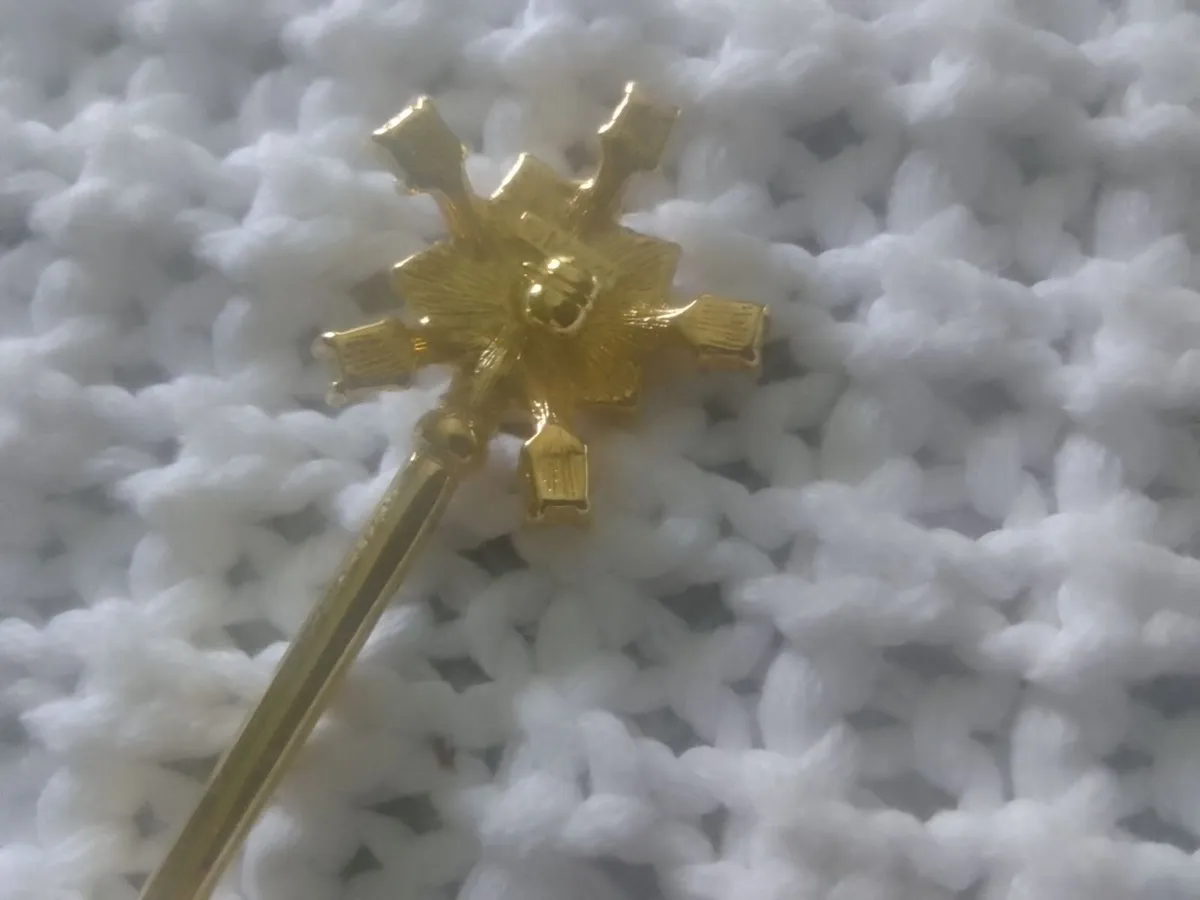 VINTAGE MONET STAR PINBROOCH  never worn - Image 3
