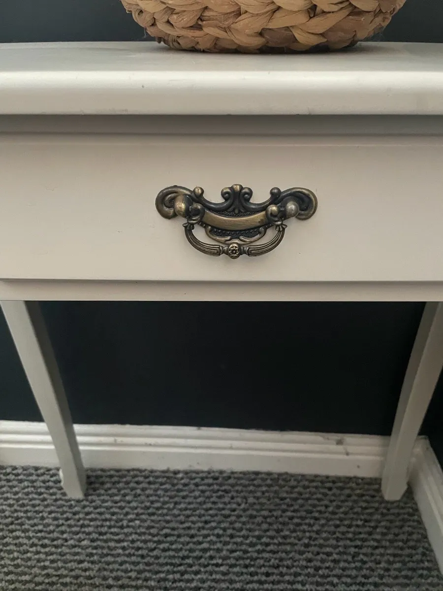 Newgrange White vanity table - Image 3